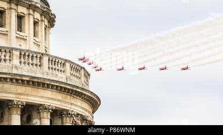 London, Großbritannien. 10. Juli 2018. Die roten Pfeile an dem feierlichen Flypast für das 100-jährige Jubiläum der RAF (Royal Air Force) Wie geht es vorbei an der berühmten Kuppel der St. Paul's Kathedrale. Eine Bildung von rund 100 Flugzeugen, einer für jedes Jahr, fliegen über London, wobei im Olympischen Park, East London, die Stadt London und schließlich die Mall, wo sie über den Buckingham Palace zu fliegen. Credit: Imageplotter Nachrichten und Sport/Alamy leben Nachrichten Stockfoto