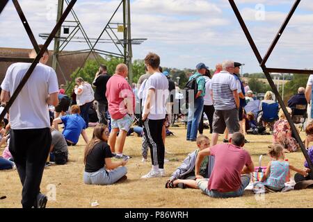 Ipswich, Suffolk, Großbritannien. 10. Juli 2018. Britische Nachrichten: Menschen versammeln sich in Ipswich am Nachmittag in der Hoffnung, dass die RAF 100. Jahrestag flypast gehen, um den Overhead zu sehen. Suffolk. Credit: Angela Chalmers/Alamy leben Nachrichten Stockfoto