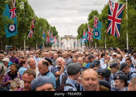 Menschenmassen versammeln sich entlang der Mall zu helfen feiern das 100-jährige Jubiläum der Royal Air Force (RAF). Die Massen beobachten der Royal Air Force Parade durch den Flypast über den Buckingham Palace in London folgte. Stockfoto