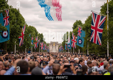 Menschenmassen versammeln sich entlang der Mall zu helfen feiern das 100-jährige Jubiläum der Royal Air Force (RAF). Die Massen beobachten der Royal Air Force Parade durch den Flypast über den Buckingham Palace in London folgte. Stockfoto