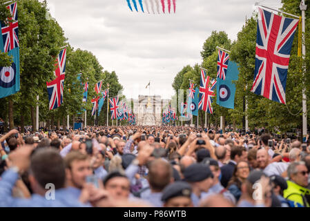 Menschenmassen versammeln sich entlang der Mall zu helfen feiern das 100-jährige Jubiläum der Royal Air Force (RAF). Die Massen beobachten der Royal Air Force Parade durch den Flypast über den Buckingham Palace in London folgte. Stockfoto