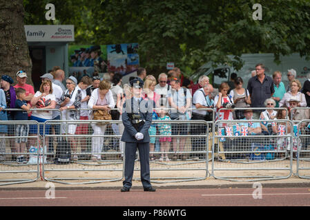 Menschenmassen versammeln sich entlang der Mall zu helfen feiern das 100-jährige Jubiläum der Royal Air Force (RAF). Die Massen beobachten der Royal Air Force Parade durch den Flypast über den Buckingham Palace in London folgte. Stockfoto