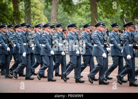 Menschenmassen versammeln sich entlang der Mall zu helfen feiern das 100-jährige Jubiläum der Royal Air Force (RAF). Die Massen beobachten der Royal Air Force Parade durch den Flypast über den Buckingham Palace in London folgte. Stockfoto