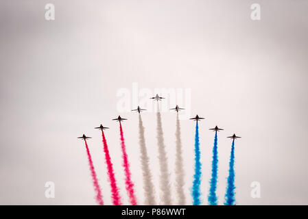 Menschenmassen versammeln sich entlang der Mall zu helfen feiern das 100-jährige Jubiläum der Royal Air Force (RAF). Die Massen beobachten der Royal Air Force Parade durch den Flypast über den Buckingham Palace in London folgte. Stockfoto