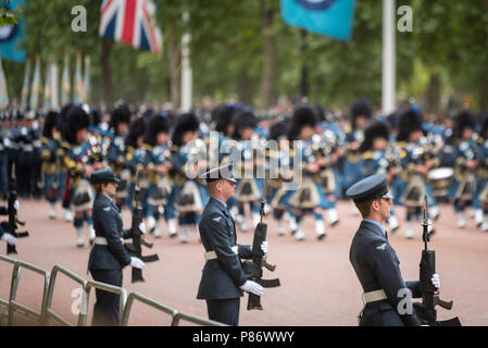 Menschenmassen versammeln sich entlang der Mall zu helfen feiern das 100-jährige Jubiläum der Royal Air Force (RAF). Die Massen beobachten der Royal Air Force Parade durch den Flypast über den Buckingham Palace in London folgte. Stockfoto