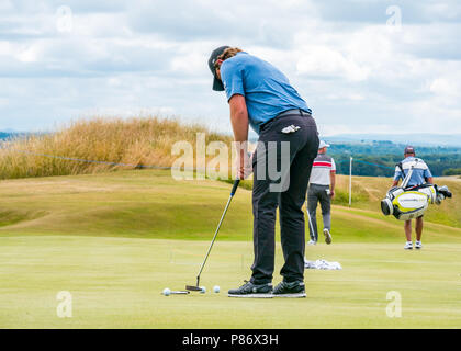 Gullane, Großbritannien. 10. Juli 2018. Aberdeen Standard Investitionen Scottish Open Golf Championship letzte Vorbereitungen, Gullane, East Lothian, Schottland, Vereinigtes Königreich, 10. Juli 2018. Die letzte Phase der Vorbereitungen für den 5. Europäischen Tour Rolex Serie im Gullane Golfkurs in der Vorbereitung für den Start der Open Championship vom 12. bis 15. Juli. Golfspieler Üben auf dem Putting Green. Englisch professionelle Golfspieler, EDDIE Pepperell Stockfoto