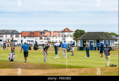 Gullane, Großbritannien. 10. Juli 2018. Aberdeen Standard Investitionen Scottish Open Golf Championship letzte Vorbereitungen, Gullane, East Lothian, Schottland, Vereinigtes Königreich, 10. Juli 2018. Die letzte Phase der Vorbereitungen im Gange 5. Europäischen Tour Rolex Serie im Gullane Golfkurs in der Vorbereitung für den Start der Open Championship vom 12. bis 15. Juli. Professionelle Golfspieler üben in der Praxis Bereich Stockfoto