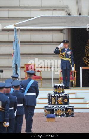 London, Großbritannien. 10. Juli 2018. Air Chief Marshal Sir Stephen John Hillier, KCB, CBE, DFC, ADC, begrüsste die Versammelten, die RAF Personal in den Vorplatz der Buckingham Palace, während der die RAF 100 flypast in Central London, Vereinigtes Königreich. Quelle: Michael Preston/Alamy leben Nachrichten Stockfoto