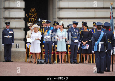 London, Großbritannien. 10. Juli 2018. Mitglieder der königlichen Familie und hochrangige Offiziere in den Vorplatz der Buckingham Palace, während der die RAF 100 flypast in Central London, Vereinigtes Königreich. Quelle: Michael Preston/Alamy leben Nachrichten Stockfoto