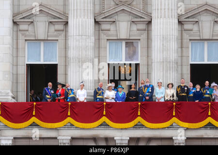 London, Großbritannien. 10. Juli 2018. Mitglieder der königlichen Familie auf dem Balkon am Buckingham Palace, Ebenen, Overhead während der RAF 100 flypast in Central London, Vereinigtes Königreich. Die Flypast ist die größte Konzentration von militärischen Flugzeugen über die Hauptstadt in den letzten Speicher gesehen, und das größte jemals unternommen wurde von der Royal Air Force (RAF). Quelle: Michael Preston/Alamy leben Nachrichten Stockfoto