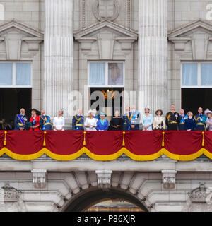 London, Großbritannien. 10. Juli 2018. Mitglieder der königlichen Familie auf dem Balkon am Buckingham Palace, Ebenen, Overhead während der RAF 100 flypast in Central London, Vereinigtes Königreich. Die Flypast ist die größte Konzentration von militärischen Flugzeugen über die Hauptstadt in den letzten Speicher gesehen, und das größte jemals unternommen wurde von der Royal Air Force (RAF). Quelle: Michael Preston/Alamy leben Nachrichten Stockfoto