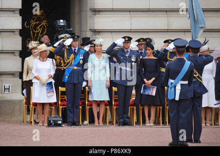 London, Großbritannien. 10. Juli 2018. Mitglieder der königlichen Familie und leitende Offiziere begrüsste die Versammelten, die RAF Personal in den Vorplatz der Buckingham Palace, während der die RAF 100 flypast in Central London, Vereinigtes Königreich. Quelle: Michael Preston/Alamy leben Nachrichten Stockfoto