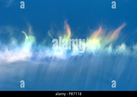 Regenbogen in Cloud auf bluesky Stockfoto