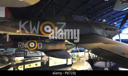 Hawker Hurricane I L 1592 und Supermarine Spitfire Ia P 9444 im Science Museum Flug Gallery, London, Großbritannien. Stockfoto