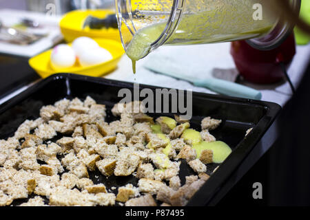 Knoblauch Sauce gießt auf Cracker für einen Caesar Salat Stockfoto