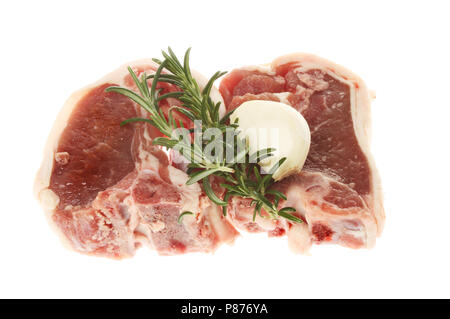 Zwei Rohmaterial Lammkoteletts mit Rosmarin und Knoblauch gegen Weiße isoliert Stockfoto