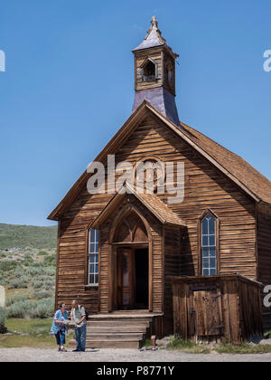 Verwirrt Paar prüfen Ihre Karte vor der Methodistischen Kirche, Bodie Ghost Town, Bodie State Historic Park, Kalifornien. Stockfoto