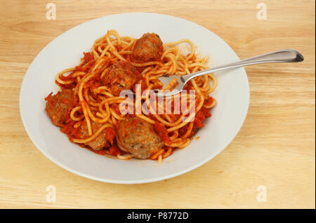 Spaghetti hackbällchen in einer Schüssel mit einer Gabel auf einem hölzernen Tischplatte Stockfoto