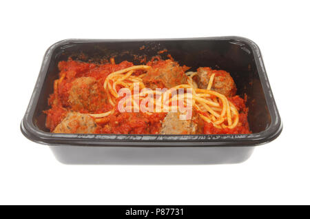 Spaghetti hackbällchen in einer Kunststoff Karton gegen Weiße isoliert Stockfoto