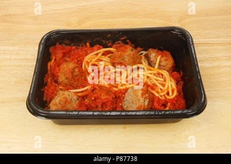 Spaghetti Fleischbällchen in einem Karton auf einem Holzbrett Stockfoto