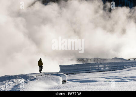 Tourist in der Upper Geyser Basin im Yellowstone National Park Stockfoto