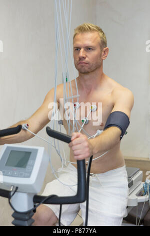 Arzt mit EKG-Geräten, Elektrokardiogramm bike Test zu männlichen Patienten im Krankenhaus Klinik Stockfoto