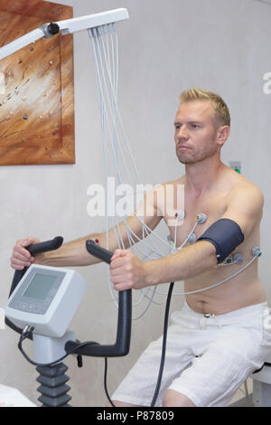Arzt mit EKG-Geräten, Elektrokardiogramm unter Last Test zu männlichen Patienten im Krankenhaus Klinik Stockfoto