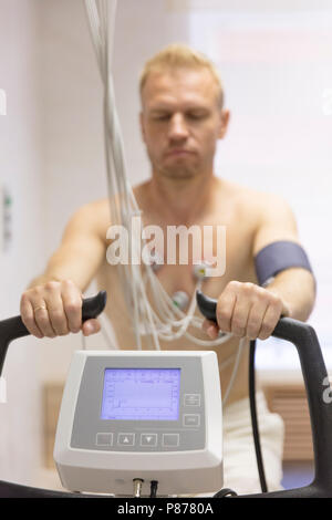 Arzt mit EKG-Geräten, Elektrokardiogramm unter Last Test zu männlichen Patienten im Krankenhaus Klinik Stockfoto