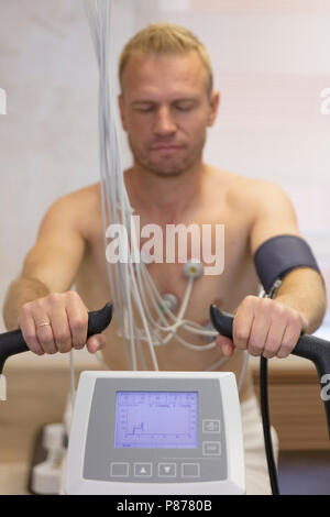 Arzt mit EKG-Geräten, Elektrokardiogramm Auslastungstest männlicher Patient im Krankenhaus Klinik Stockfoto