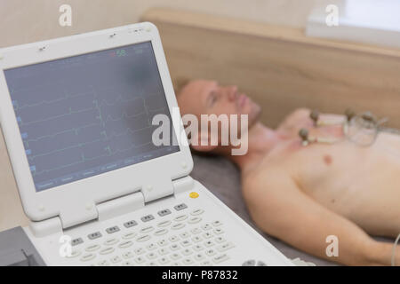 Life Monitoring Arzt mit EKG-Geräten, Elektrokardiogramm Test zu männlichen Patienten im Krankenhaus Klinik Stockfoto