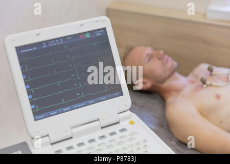 Herz Überwachung mit EKG-Geräten, Elektrokardiogramm Test zu männlichen Patienten im Krankenhaus Klinik Stockfoto