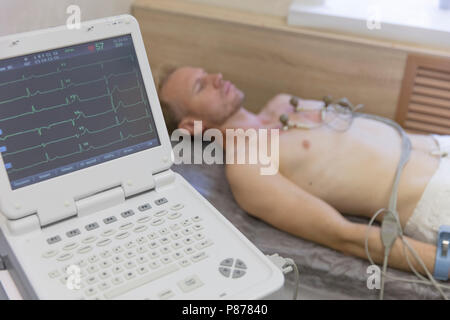 Arzt mit EKG-Geräten, Elektrokardiogramm Test zu männlichen Patienten im Krankenhaus Klinik Herz überwachen Stockfoto