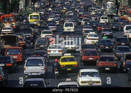 1995 historische STRASSENVERKEHR RATCHADMRI ROAD BANGKOK THAILAND Stockfoto