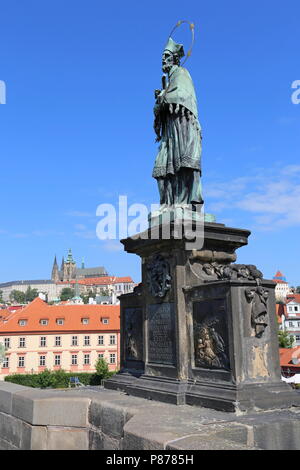 Statue des heiligen Johannes Nepomuk, berührt, um die Rückkehr nach Prag, Karlsbrücke, Prag, Tschechien (Tschechien), Europa zu gewährleisten Stockfoto