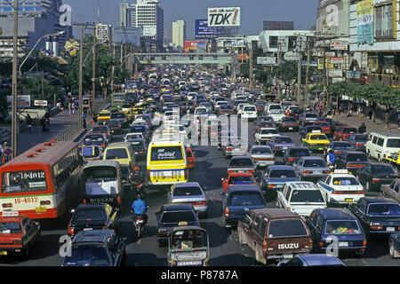 1995 historische STRASSENVERKEHR RATCHADMRI ROAD BANGKOK THAILAND Stockfoto