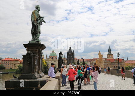 Statue des Hl. Johannes Nepomuk, berührte Rückkehr nach Prag, Karlsbrücke, Prag, Tschechien (Tschechische Republik), Europa zu gewährleisten, Stockfoto