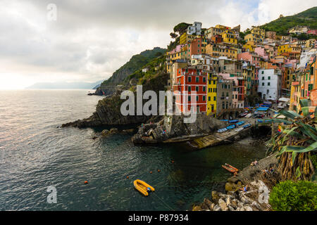 Riomaggiore (Rimazùu in der lokalen Ligurische Sprache) ist eine Gemeinde in der Provinz La Spezia, in einem kleinen Tal im Ligurien gelegen Stockfoto