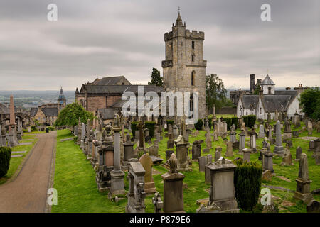 Kirche des Heiligen unhöflich oder Heiligen Kreuz mit Glockenturm und Königliche Gräber mit historischen Grabsteinen auf Schloss Berg über Stirling Schottland Großbritannien Stockfoto