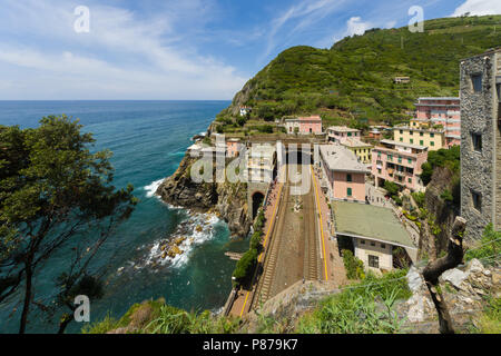 Riomaggiore ist ein Dorf und eine Gemeinde in der Provinz La Spezia, gelegen in einem kleinen Tal in der italienischen Region Ligurien. Stockfoto