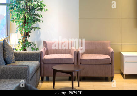 Modernes Wohnzimmer oder schönen Luxus Wohnzimmer mit Sofa, grau Stockfoto