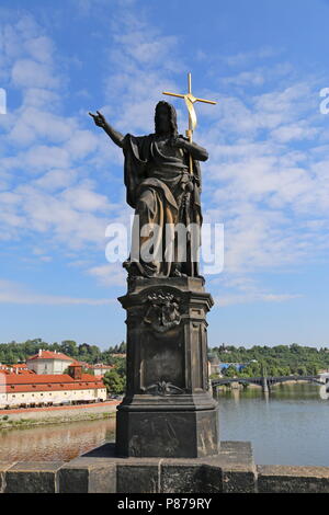 Statue des Hl. Johannes des Täufers, die Karlsbrücke, Prag, Tschechien (Tschechische Republik), Europa Stockfoto