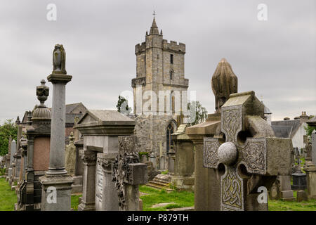 Kirche des Heiligen unfreundlich mit Glockenturm und Königliche Gräber mit historischen Grabsteinen Kreuze und Granit Gedenkstätten auf Castle Hill Stirling Schottland Großbritannien Stockfoto