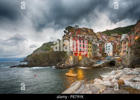 Riomaggiore ist ein Dorf und eine Gemeinde in der Provinz La Spezia, gelegen in einem kleinen Tal in der italienischen Region Ligurien. Stockfoto