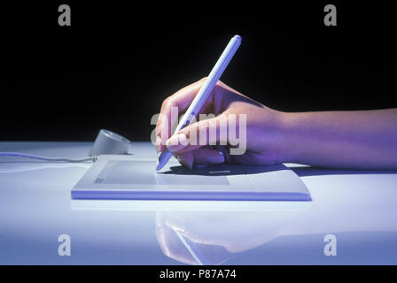 1997 historische KAUKASISCHEN WOMANS HAND GRAFIKEN PEN COMPUTER GRAFIKTABLETT Stockfoto