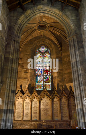 Kirchenfenster von Jesus Christus Lehre an der Rückseite der mittelalterlichen Kirche des Heiligen unfreundlich mit Gedenkstätten zu wohltätern Stirling Schottland Stockfoto