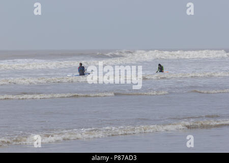 Porthcawl, South Wales, UK. 14. April 2018. UK Wetter: Surfer trotzen dem Wellen bei Porthcawl, South Wales an einem sonnigen Tag. Stockfoto