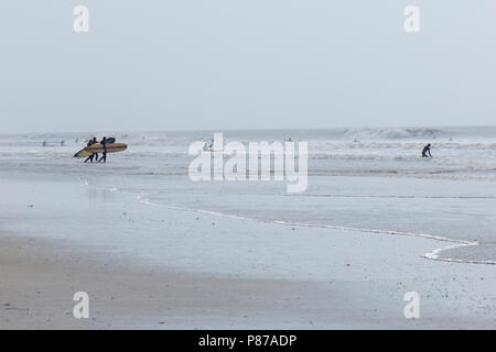 Porthcawl, South Wales, UK. 14. April 2018. UK Wetter: Surfer trotzen dem Wellen bei Porthcawl, South Wales an einem sonnigen Tag. Stockfoto