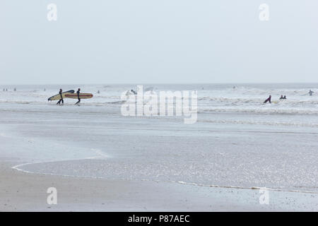 Porthcawl, South Wales, UK. 14. April 2018. UK Wetter: Surfer trotzen dem Wellen bei Porthcawl, South Wales an einem sonnigen Tag. Stockfoto