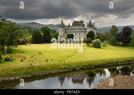 Inveraray Castle, spiegelt sich in den Fluss Aray am Loch Fyne mit dunklen Wolken und golden Gras in den schottischen Highlands Schottland Großbritannien Stockfoto