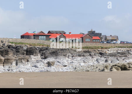 Porthcawl Golf Club, South Wales, UK. 14. April 2018. UK Wetter: Porthcawl Golf Club aus Porthcawl Strand gesehen, South Wales an einem sonnigen Tag. Stockfoto